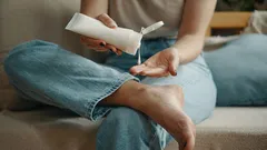 Kuinka päästä eroon jalkojen epämiellyttävästä hajusta: yksinkertaisia vinkkejä ja kotitekoisia keinoja