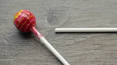 Miksi tikkarin tikussa on ylimääräinen reikä?