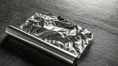 Miksi alumiinifolion kaksi puolta ovat erilaiset ja mihin kumpaakin käytetään?