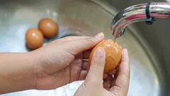 Onko munia todella tarpeen pestä ennen kuin ne laitetaan jääkaappiin? Tämä on hyvä tietää.