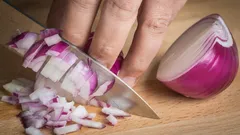 Miten päästä eroon sipulin hajusta käsistä: neljä helppoa keittiövinkkiä, jotka toimivat