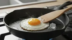 Tämä vinkki mullistaa elämäsi: tiedätkö, miksi munia paistettaessa kannattaa lisätä jäätä?