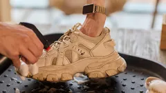 miten suede-lenkkareita tulisi pestä oikein, jotta ne eivät pilaantuisi.