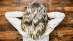 Parhaat tavat peittää harmaat hiukset huomaamattomasti: trendikkäät tekniikat, joilla ne häivytetään