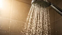 Näin puhdistat suihkupään kalkkisaostumista: putkimiesten käyttämä menetelmä