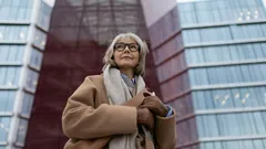 Tyylivinkit yli 60-vuotiaille: miten värit ja leikkaukset voivat saada sinut näyttämään nuoremmalta