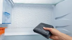 Kuinka poistaa jääkerrostumat jääkaapista: tehokkaita menetelmiä pyyhkeen avulla ja ennaltaehkäisy