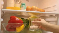 Jääkaapissa oleva suolalasi ratkaisee yleisen ongelman: helppo temppu laiskille kotirouville.