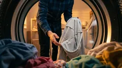 Miksi vaatteet pitäisi kääntää nurinpäin pesun ajaksi? Hyviä syitä tehdä niin tarvittaessa.