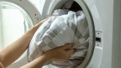 Miten pestä peitto tai viltti, joka ei mahdu pesukoneeseen?