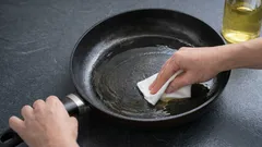 Kuinka palauttaa paistinpannun tarttumaton pinta: yksinkertainen vinkki auttaa
