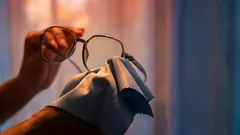 Ei pesuainetta eikä alkoholia: oikea tapa puhdistaa linssit vahingoittamatta lasia